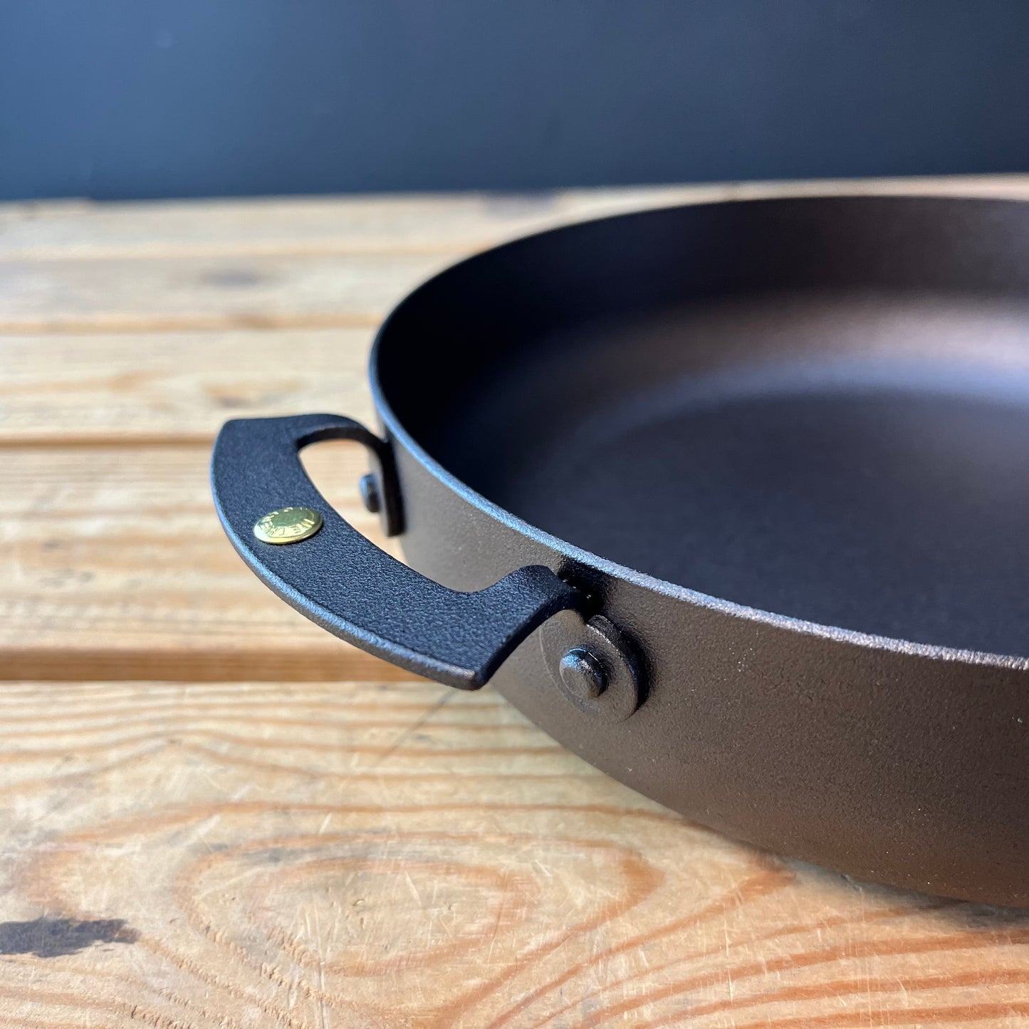 Netherton Foundry 9" (23cm) Chef's Prospector Pan; spun iron, double handled, oven safe