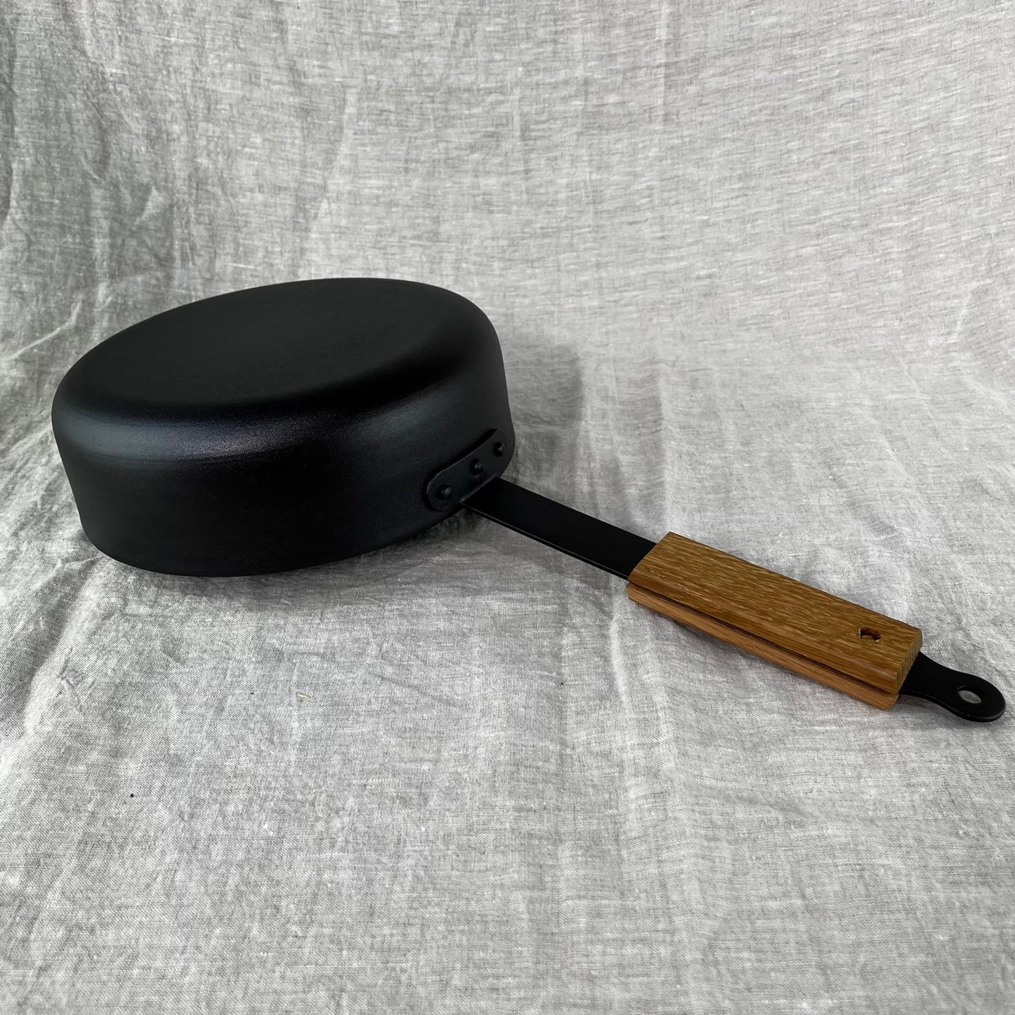 NFS-487FH Netherton Foundry 9" sauteuse pan with lid