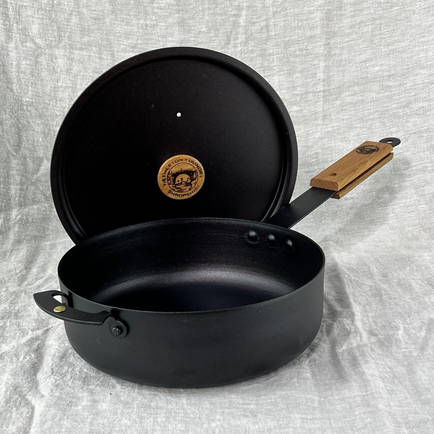 NFS-487FHDB Netherton Foundry 9" ebonised sauteuse pan with lid