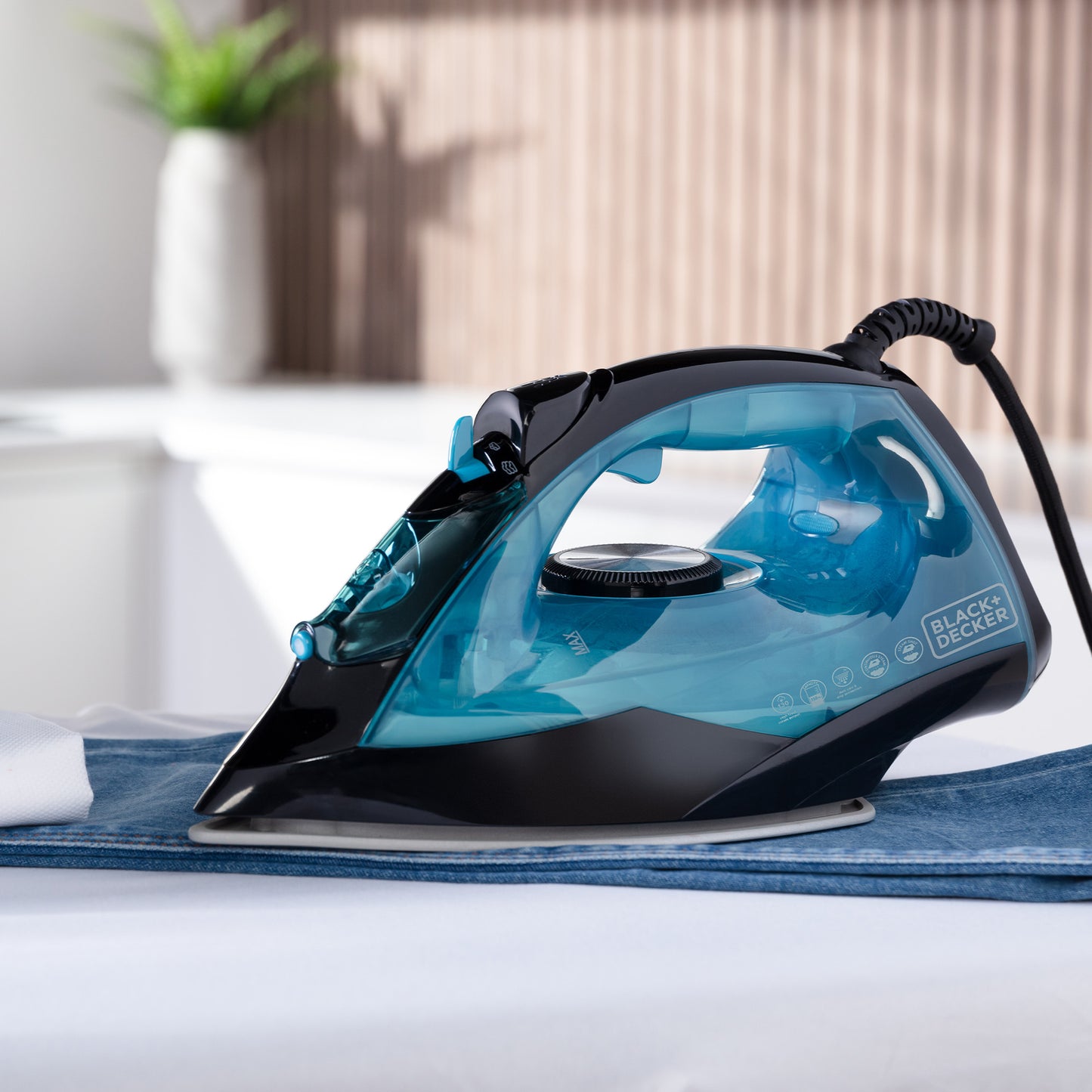 5056032985926 Black & Decker 2800W Steam Iron BXIR22002GB Brambles Cookshop 9
