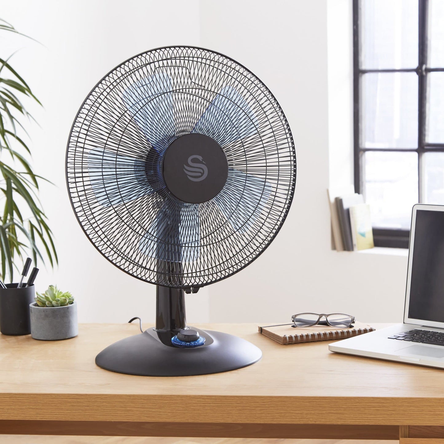 5055322550059 SWAN Swan 12 Inch Silence Turbo Desk Fan SFA23022N Brambles Cookshop 3