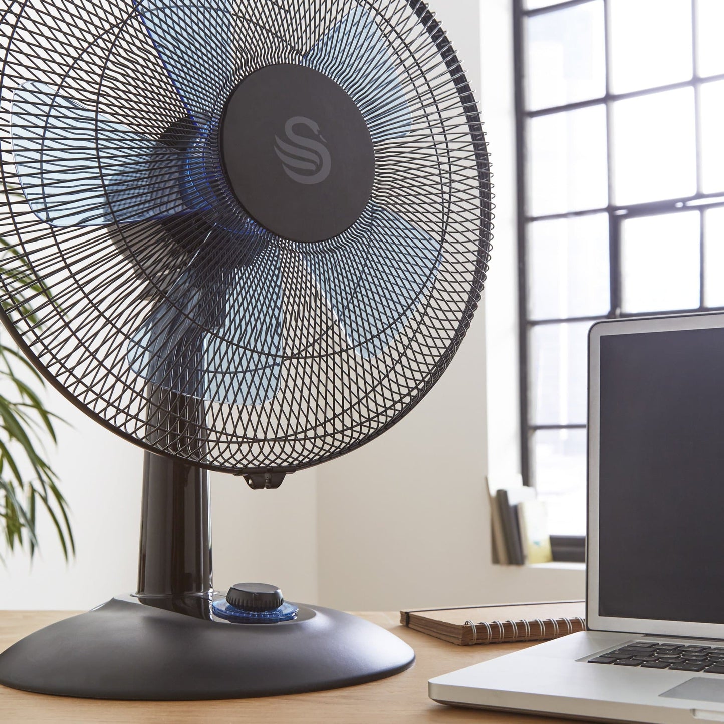 5055322550059 SWAN Swan 12 Inch Silence Turbo Desk Fan SFA23022N Brambles Cookshop 6