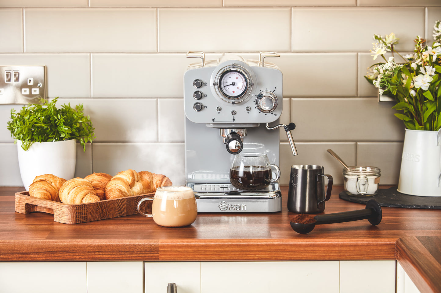5055322531232 SWAN Swan Retro Pump Espresso Coffee Machine - Grey SK22110GRN Brambles Cookshop 10