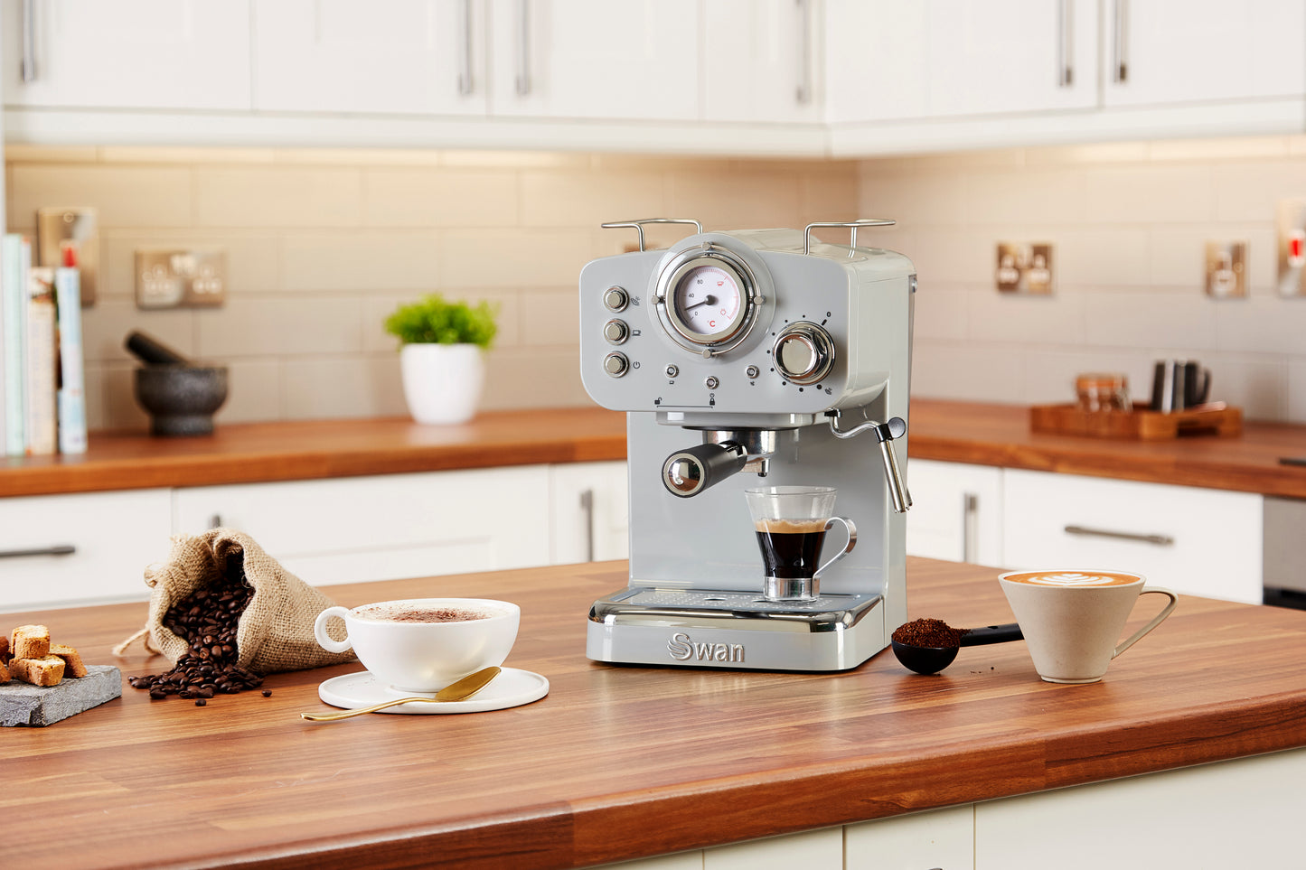 5055322531232 SWAN Swan Retro Pump Espresso Coffee Machine - Grey SK22110GRN Brambles Cookshop 11