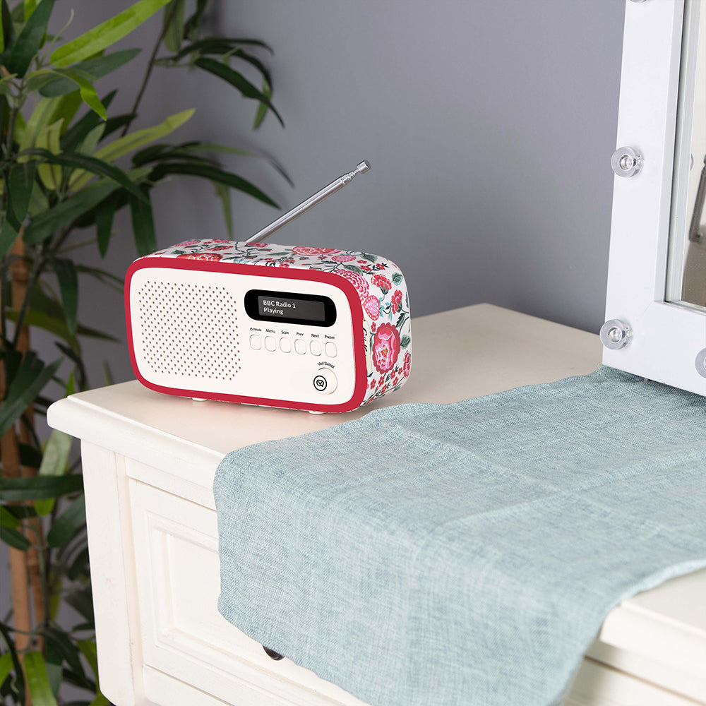 5060706035473 VQ Dexter DAB/FM Radio Cath Kidston Strawberry Garden VQDEXTERCKSG Brambles Cookshop 10