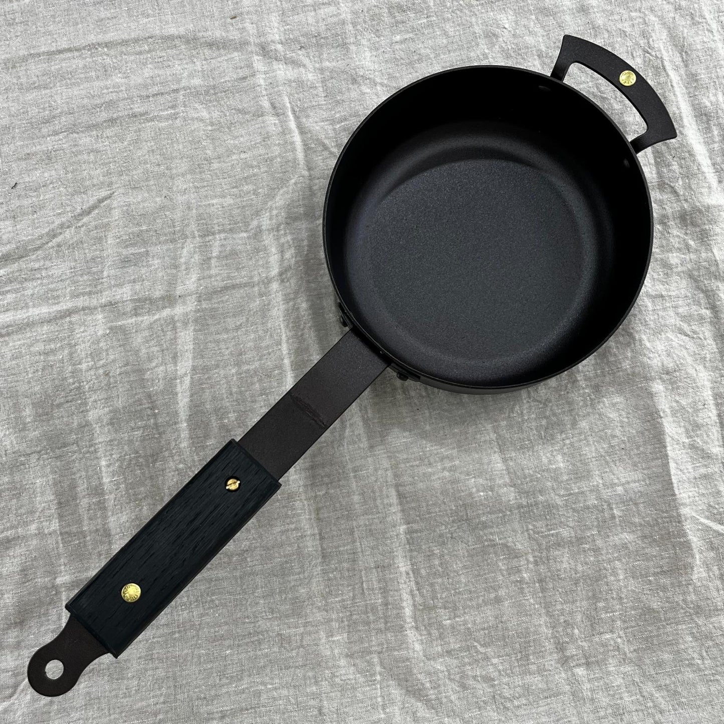 NFS-499FHDB Netherton Foundry 7" ebonised sauteuse pan with lid