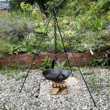 Netherton Foundry Chitty Irons, Shropshire made, simple cooking tripod and chain