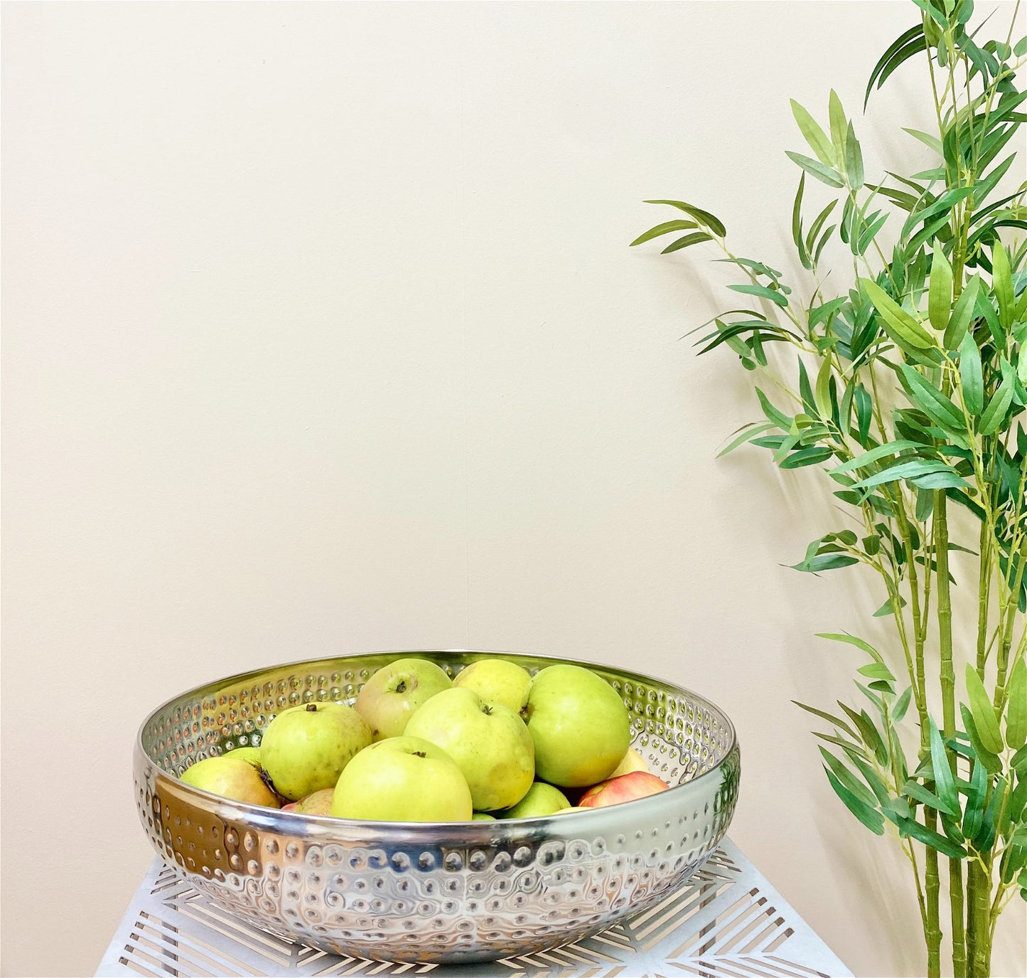 5024418303046 Geko Silver Metal Shallow Bowl with Hammered Detail Large brambles cookshop 656