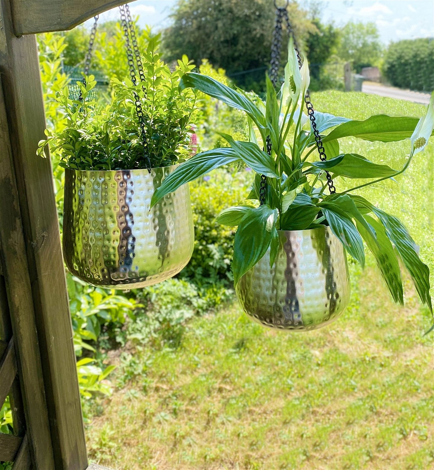 5024418362135 Geko Set of Two Hanging Aluminium Hammered Planters brambles cookshop 280