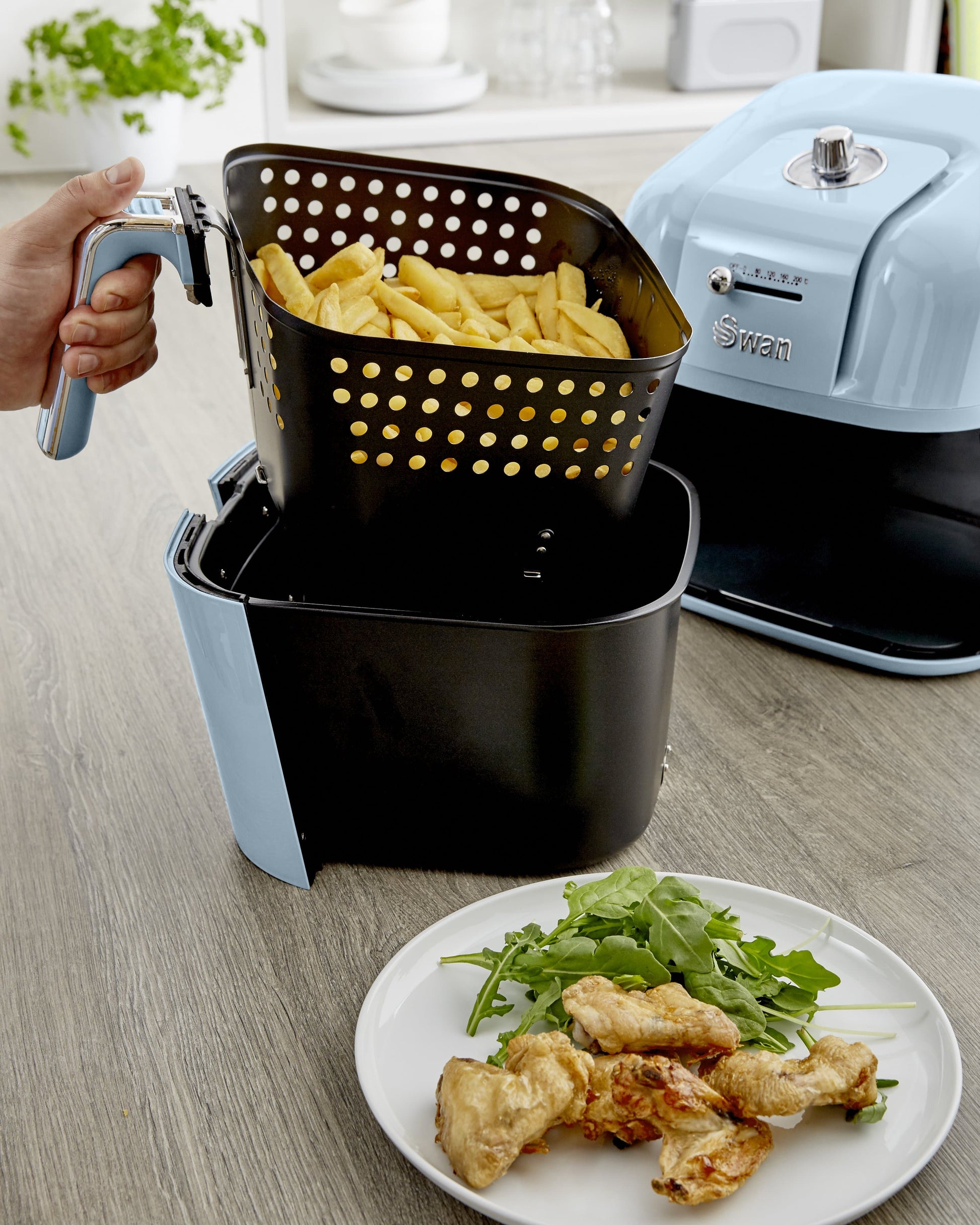 5055322539511 SWAN Swan Retro 6L Manual Air Fryer - Blue SD10510BLN Brambles Cookshop 4