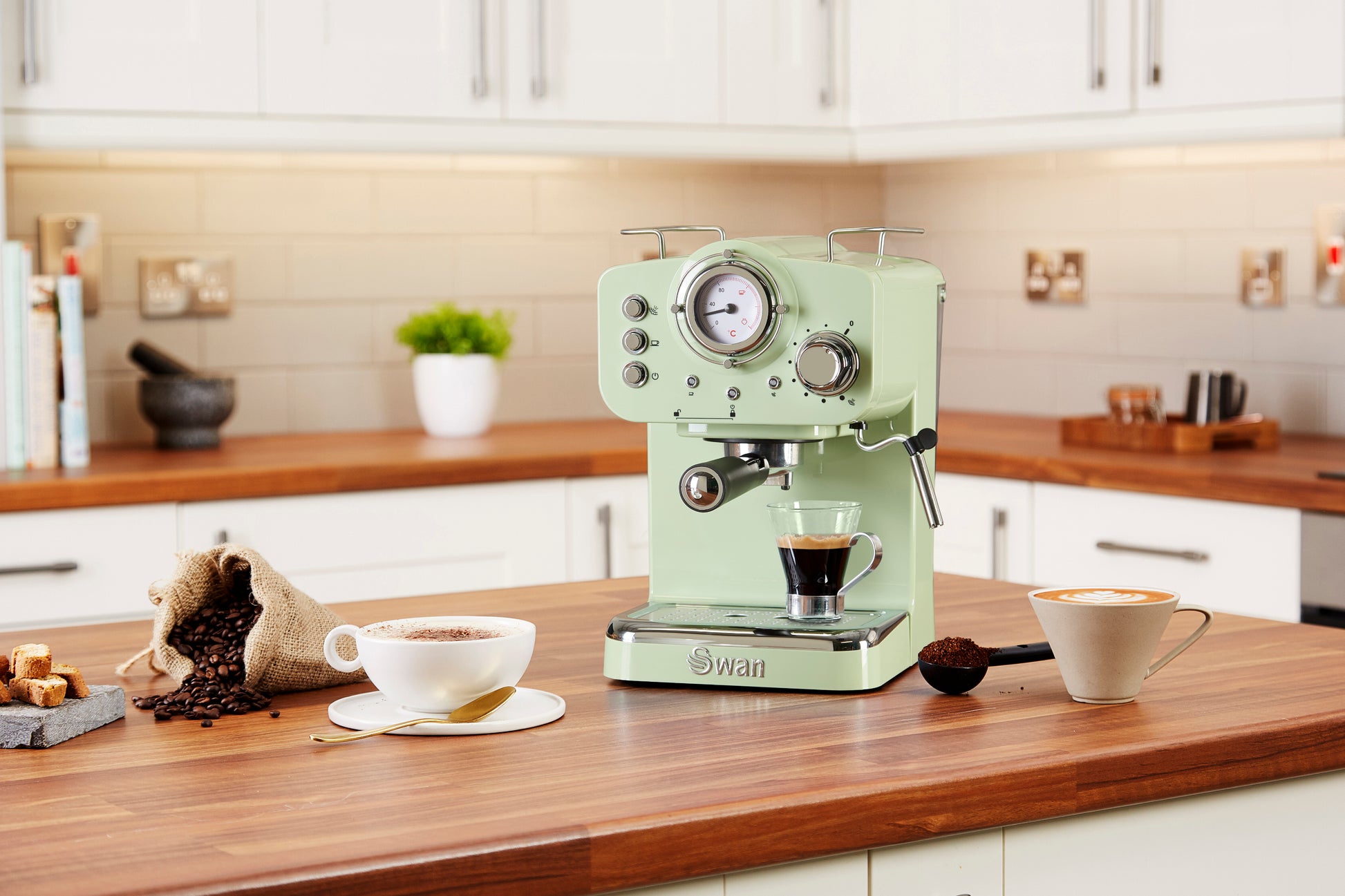 5055322531218 SWAN Swan Retro Pump Espresso Coffee Machine - Green SK22110GN Brambles Cookshop 10