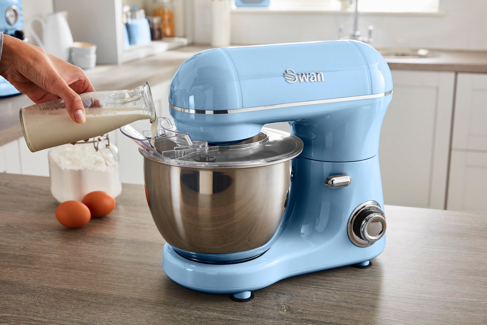 5055322531973 SWAN 800W Retro Stand Mixer- Blue SP21060BLN Brambles Cookshop 11