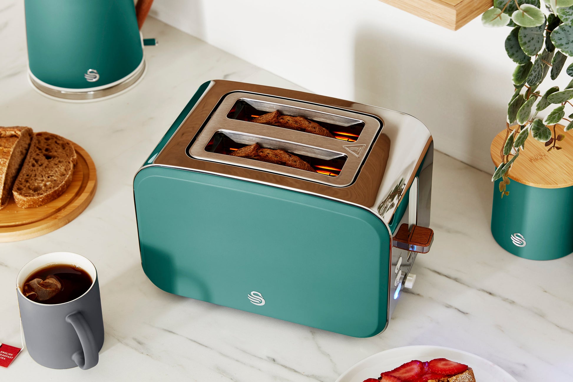 5055322539092 SWAN 2 Slice Nordic Style Toaster - Green ST14610GREN Brambles Cookshop 6