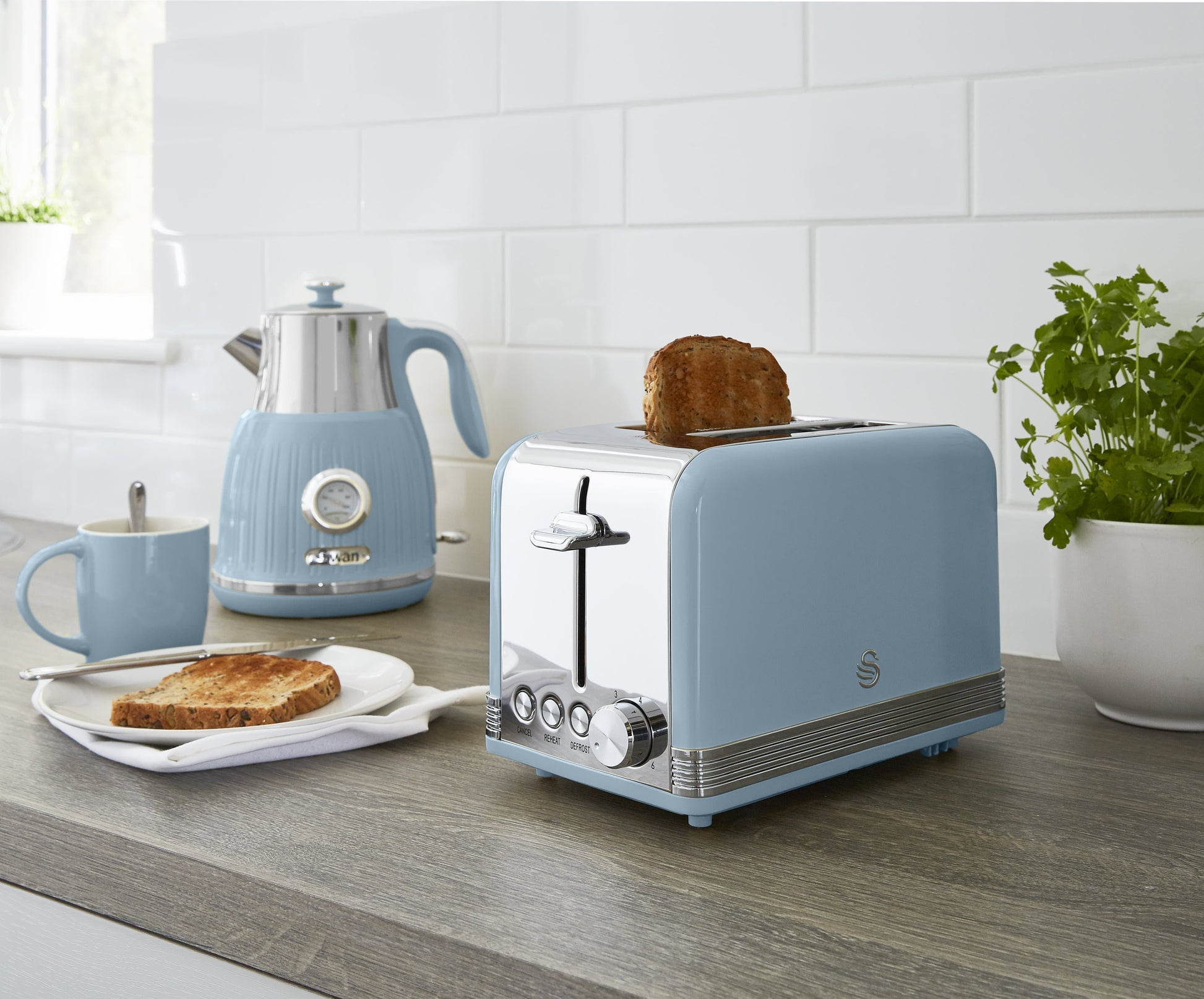 5055322520489 SWAN Retro 2 Slice S/S Toaster - Blue ST19010BLN Brambles Cookshop 3