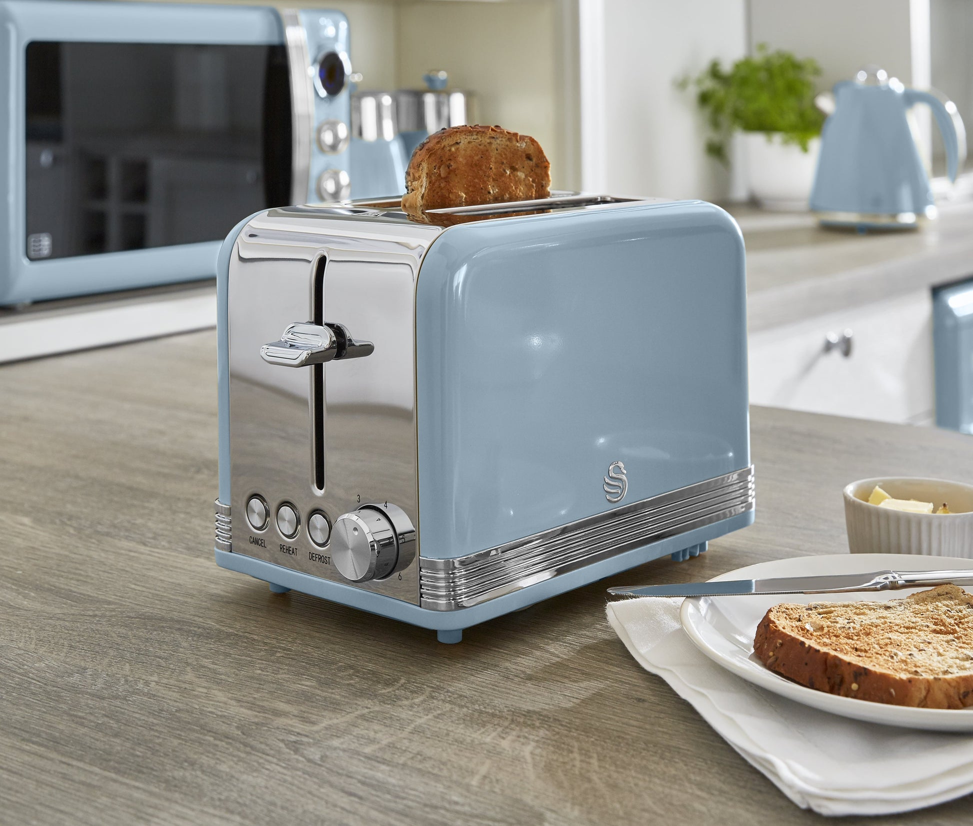 5055322520489 SWAN Retro 2 Slice S/S Toaster - Blue ST19010BLN Brambles Cookshop 4