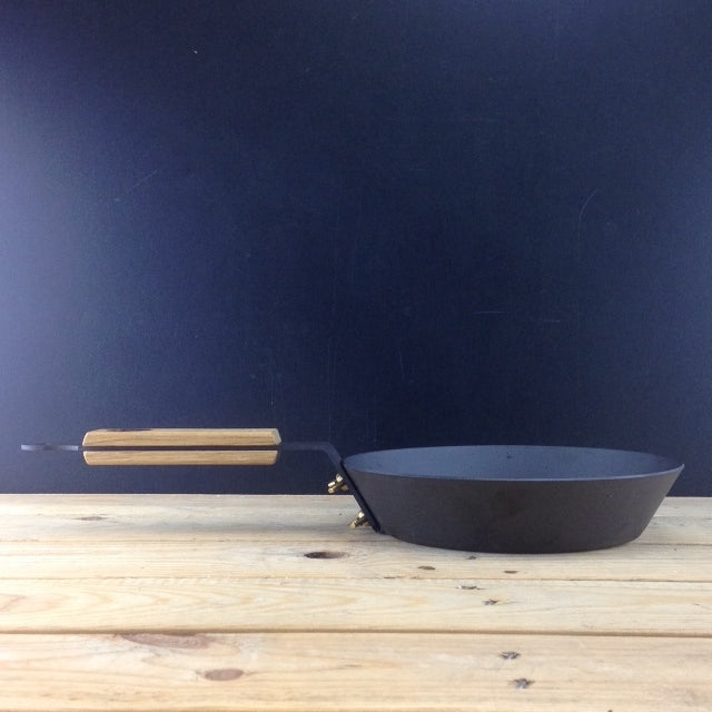8" (20cm) Spun Iron Glamping Pan with lid